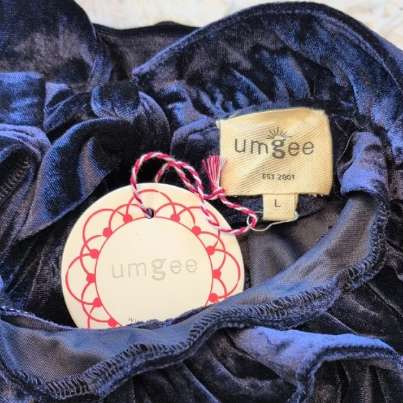 Elegant Navy Blue Velvet Dress with Lace Sleeves - Picture 5 of 6